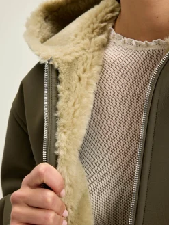 Elodie Jas Met Capuchon